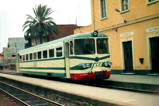  Una littorina ferma alla Stazione